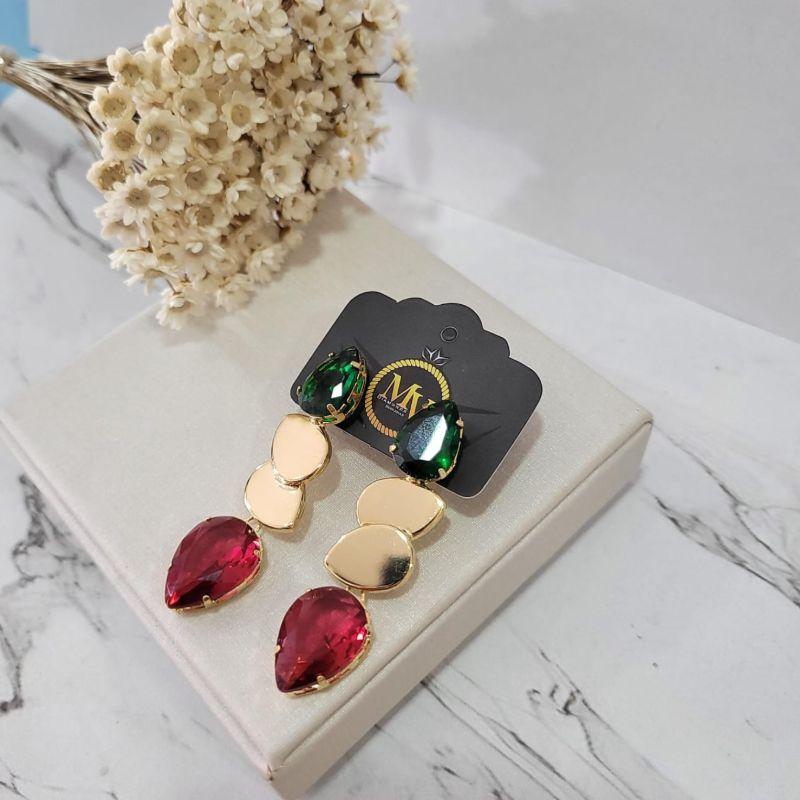 Brinco pedra gota nas cores rubi e esmeralda e duas gotas lisas banhado a ouro 18k