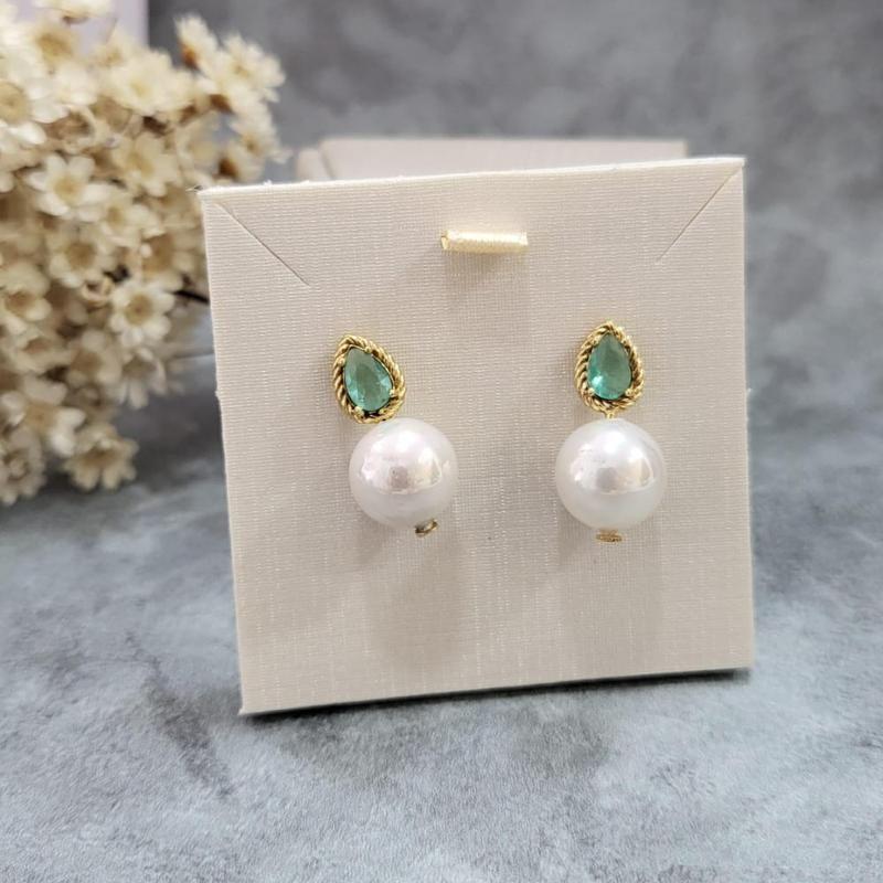 BRINCO PÉROLA COM PEDRA GOTA COR VERDE ESMERALDA BANHADO A OURO 18K
