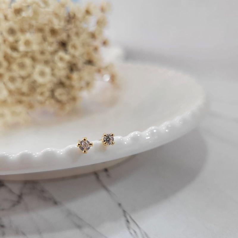 Brinco ponto de luz cristal 4mm pedra alta 4 garras banhado a ouro 18k