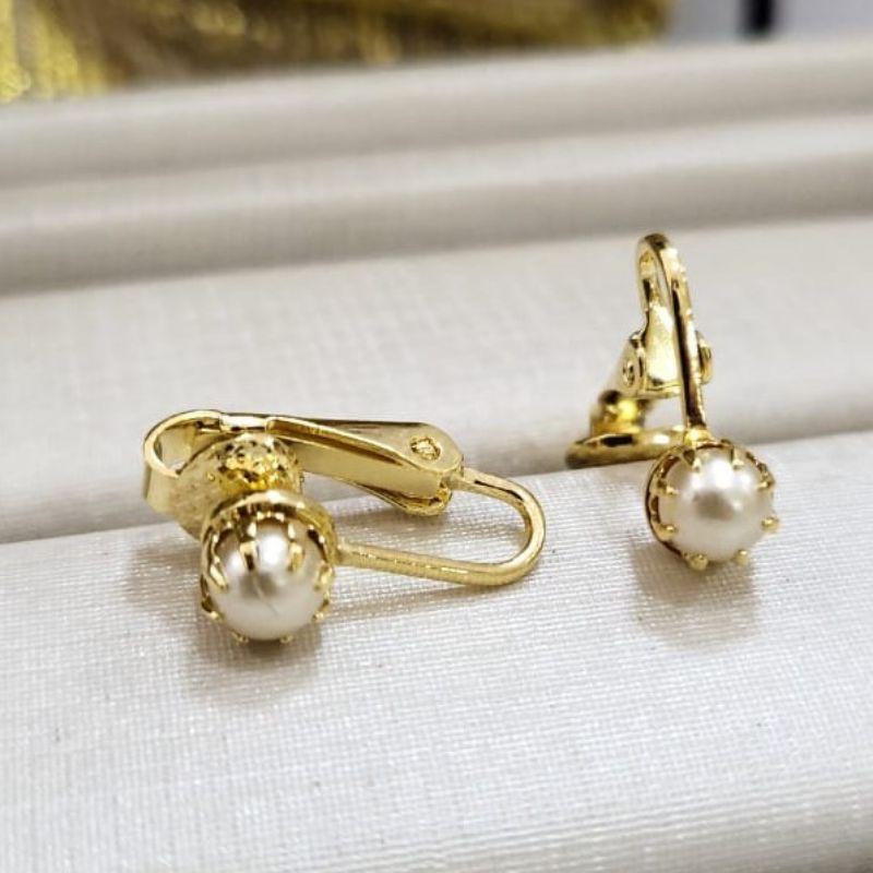 Brinco pressao base estilo flor com perola pequena com 4 garras banhado a ouro 18K