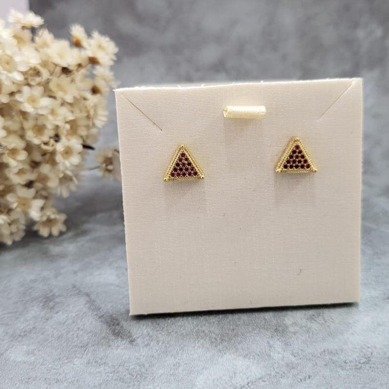 BRINCO TRIANGULO CRAVEJADO PINK BANHADO A OURO 18K