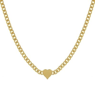 Chocker no elo grumet com um coracao fixo achatado no meio e uma pedrinha na cor rubi na ponta banhado a ouro 18k