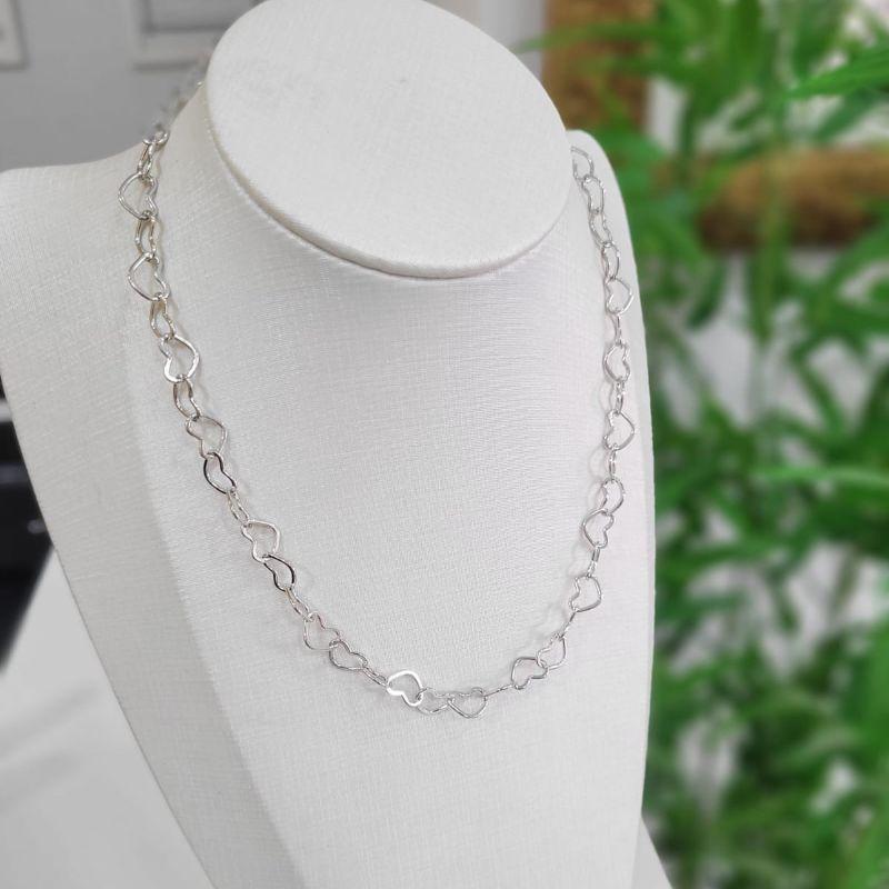 Choker coracoes grandes 8mm vazados com extensor banhado no rodio branco