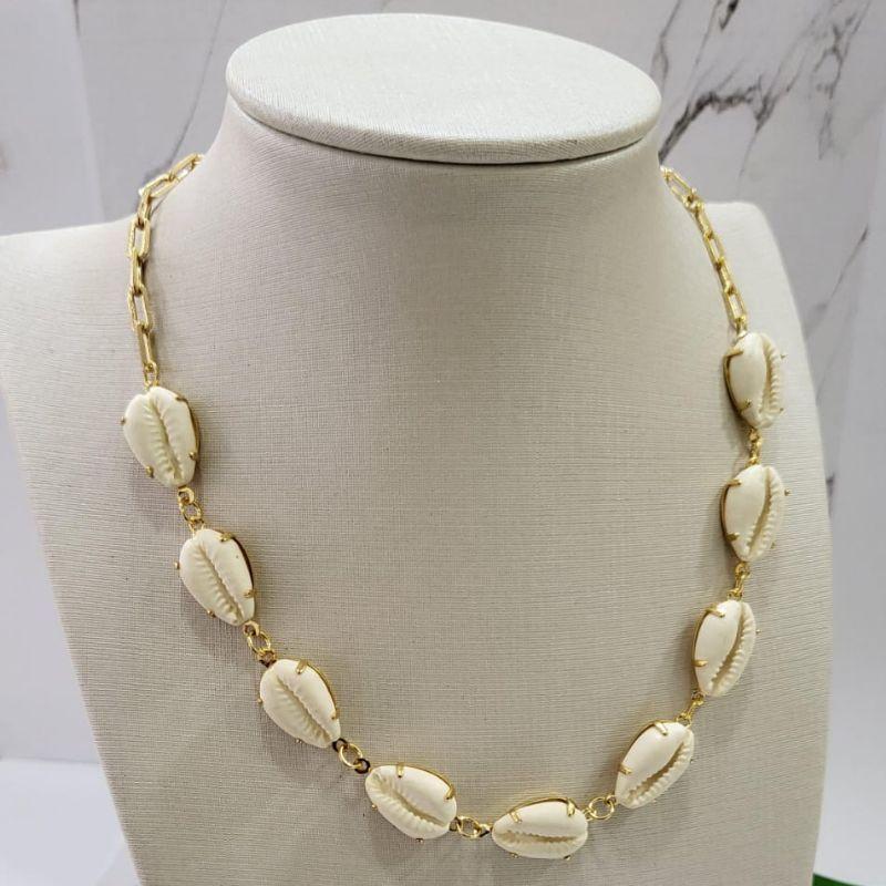 Colar buzios na cor perola com extensor banhado a ouro 18k TAM36CM