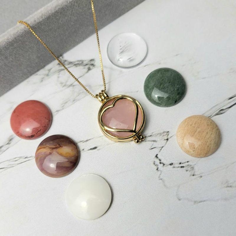 Colar com ping. relicario coracao medio com 7 pedras naturais cores ag.rosa,cristal,amaz.bege,bca,qu.verd banhado a ouro 18K
