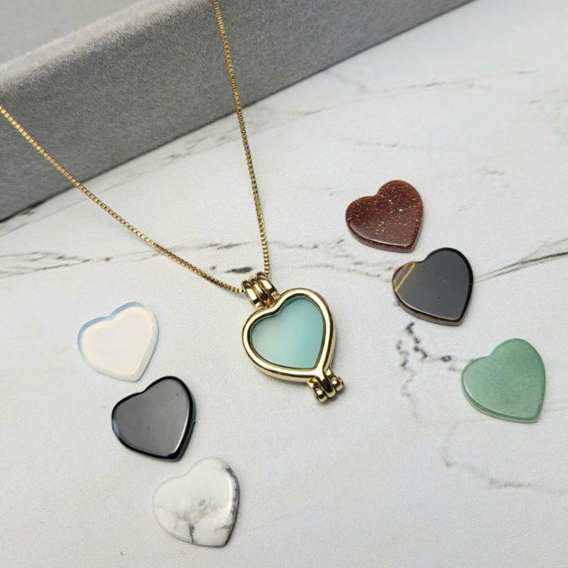 Colar com ping. relicario coracao peq. com sete pedras naturais cor bca,onix,howlita,olh.tig,qut.verd,ag.az e banhado a ouro 18K