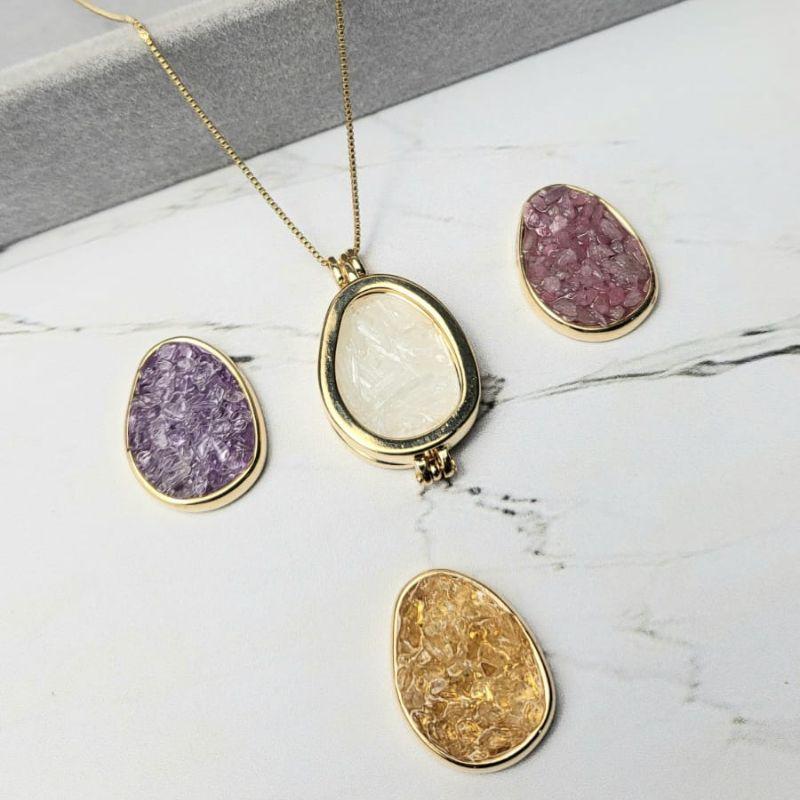 Colar com ping. relicario oval com 4 pedras naturais cores rodonita,selenita,ametista e citrino banhado a ouro 18K
