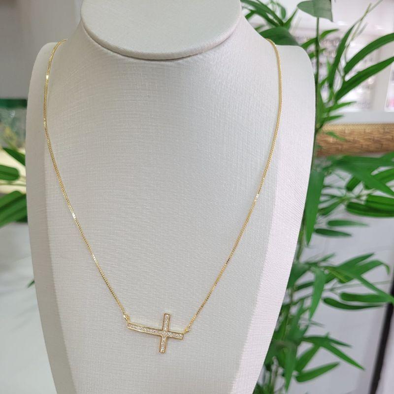 COLAR COM PINGENTE CRUZ CRAVEJADA BANHADA A OURO 18K