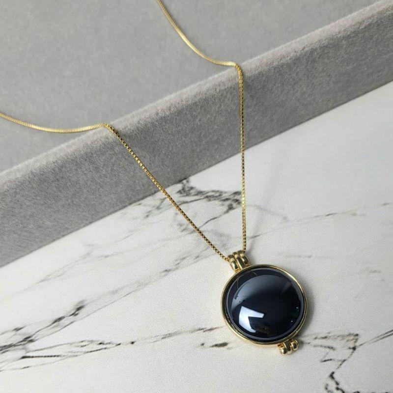 Colar com pingente relicario redondo com pedra natural agata preta perolada banhado a ouro 18K