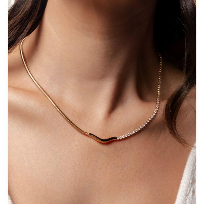 Colar metade na corrente salamandra metade riviera cristal banhado no ouro 18k