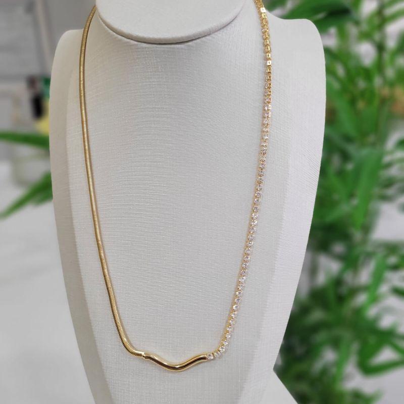 Colar metade na corrente salamandra metade riviera cristal banhado no ouro 18k TAM45CM