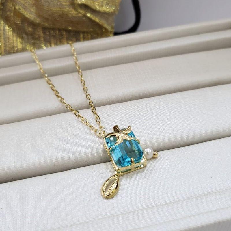 Gargantilha com pedra retangular na cor agata azul ceu com estrela do mar buzios e perola banhada a ouro 18k