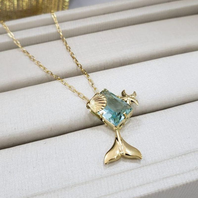 Gargantilha com pedra retangular na cor agata azul ceu com estrela do mar cauda e concha banhada a ouro 18k