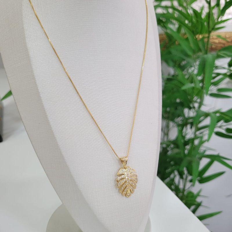 GARGANTILHA COM PINGENTE FOLHA CRAVEJADA BANHADA A OURO 18K