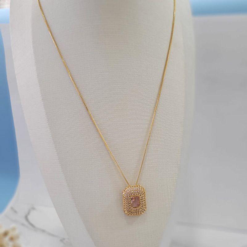 GARGANTILHA COM PINGENTE LATERAIS CRAVEJADO E PEDRA NO MEIO ROSA BANHADO A OURO 18K