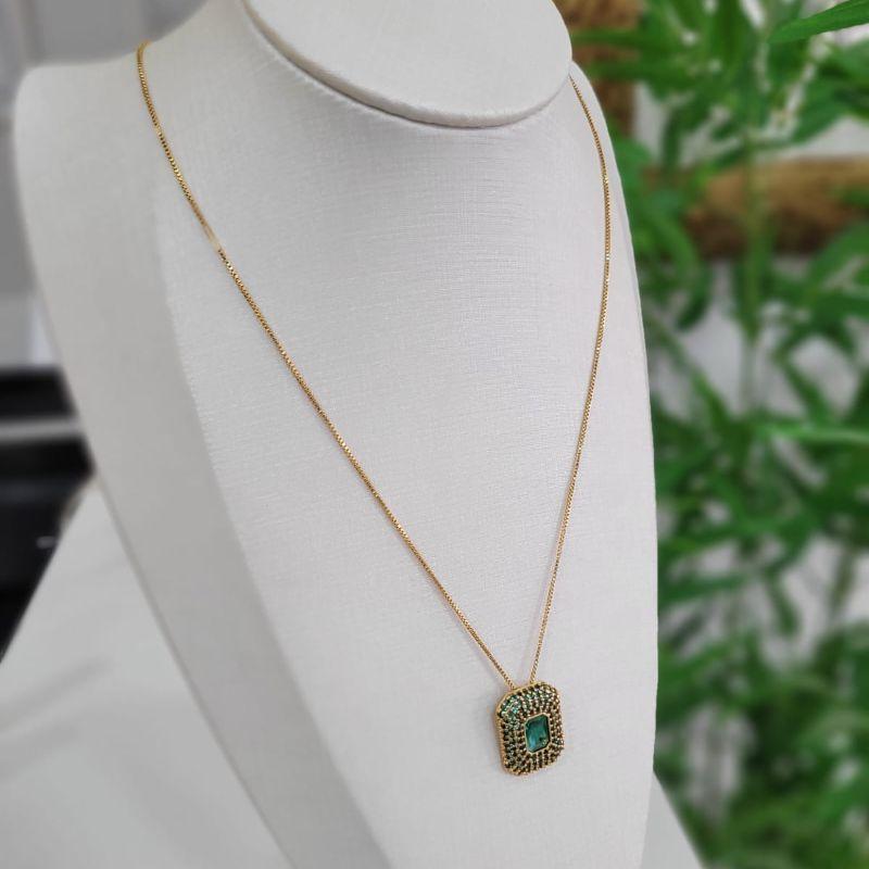 GARGANTILHA COM PINGENTE LATERAIS CRAVEJADO E PEDRA VERDE NO MEIO BANHADO A OURO 18K