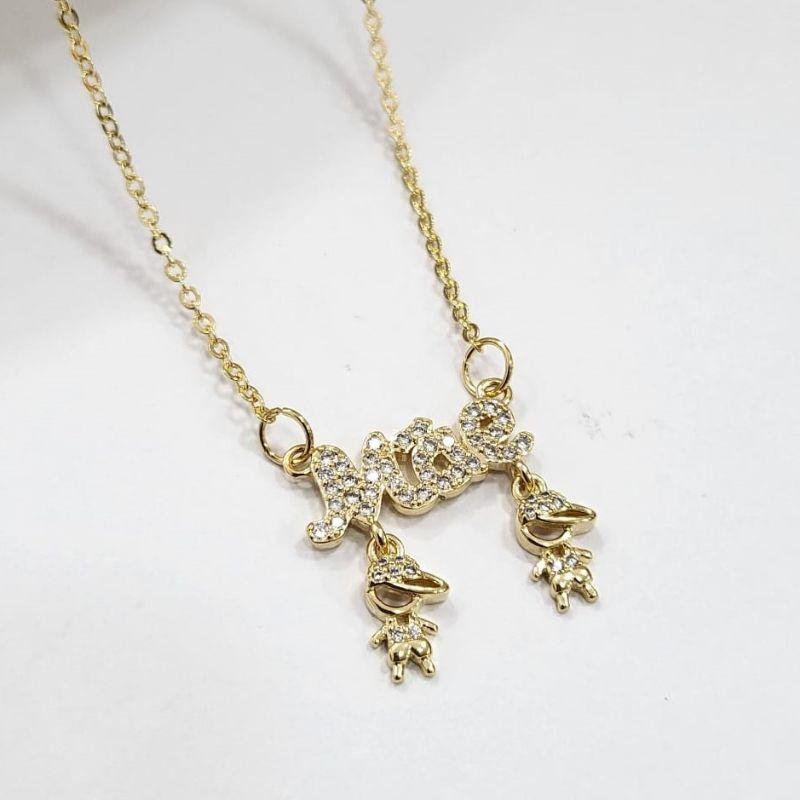 Gargantilha com pingente mae cravejado com dois meninos cravejado banhado a ouro 18k
