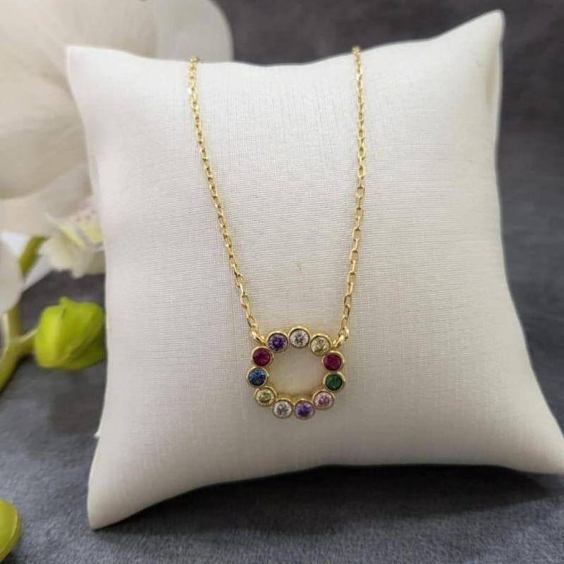 Gargantilha com pingente redondo com pedrinhas coloridas banhado a ouro 18k