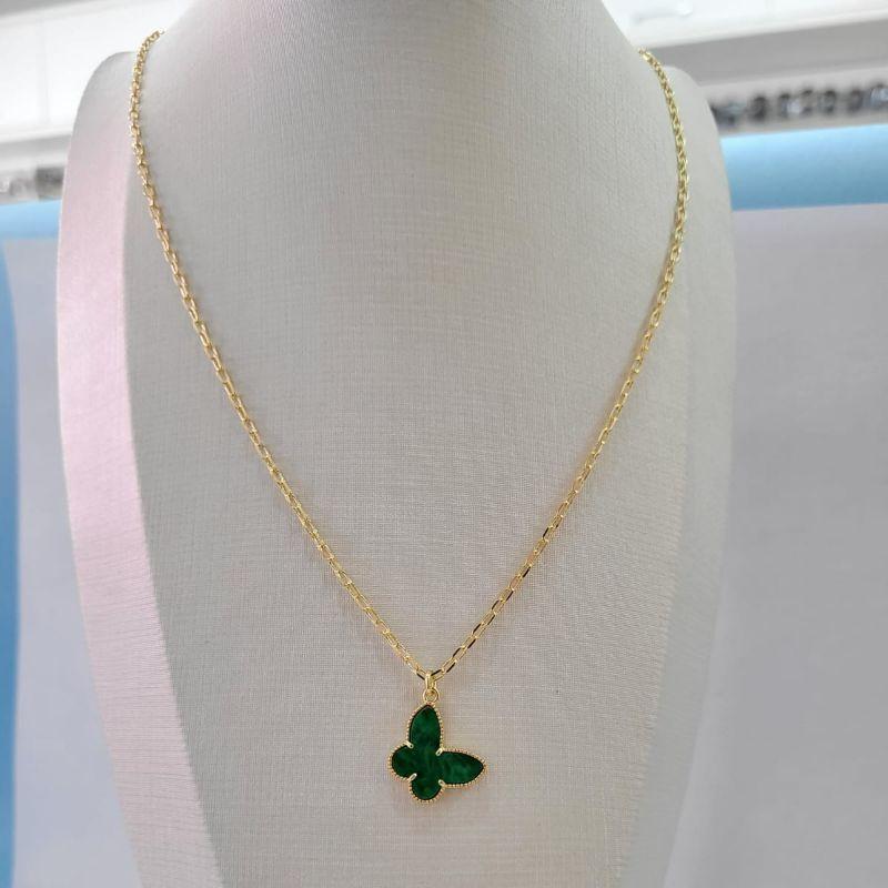 Gargantilha elo cartier fino com pingente de borboleta resinado verde com extensor banhada a ouro 18k