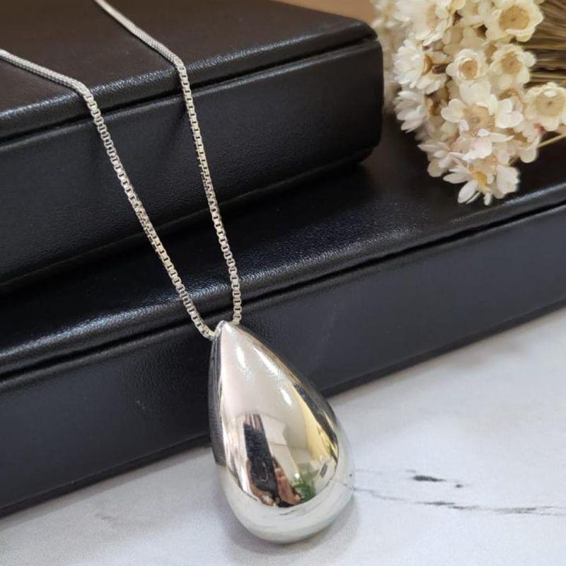 Gargantilha na corrente veneziana com pingente gota grande liso vazado banhado de rodio branco TAM46CM