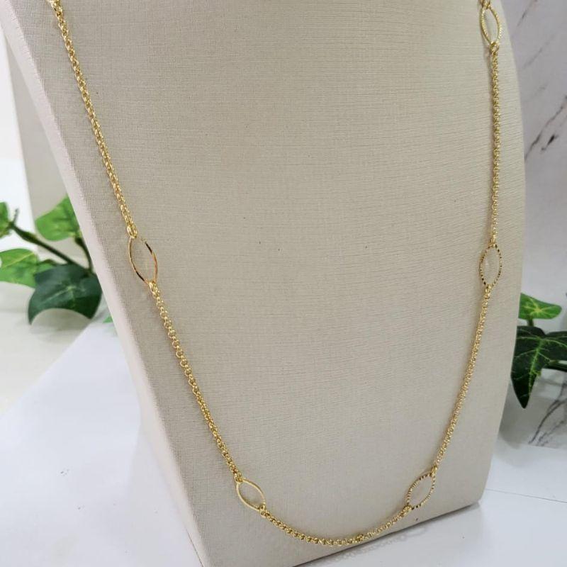 Gargantilha no elo portugues com acessorios trabalhados banhado a ouro 18k TAM80CM