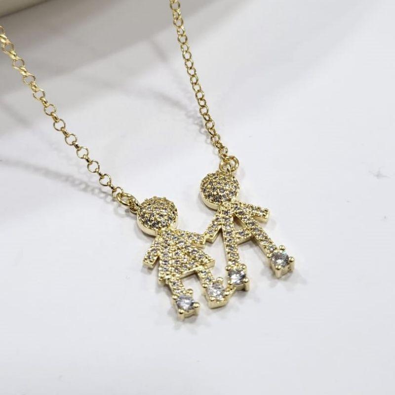 Gargantilha no elo portugues com pingente casal de filhos todo cravejado banhado a ouro 18k