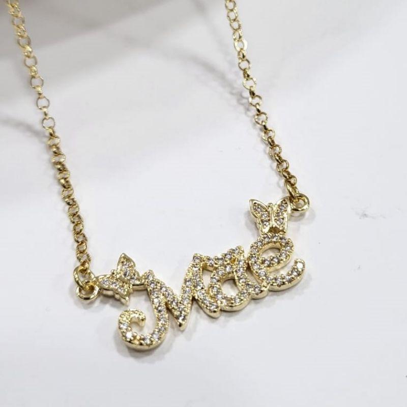 Gargantilha no elo portugues com pingente nome mae cravejado com duas borboletas todas cravejadas banhado a ouro 18k