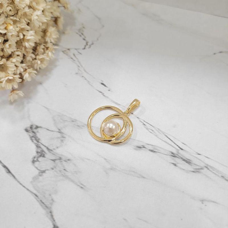Pingente 2 circulos entrelacados com meia perola  banhado a ouro 18k