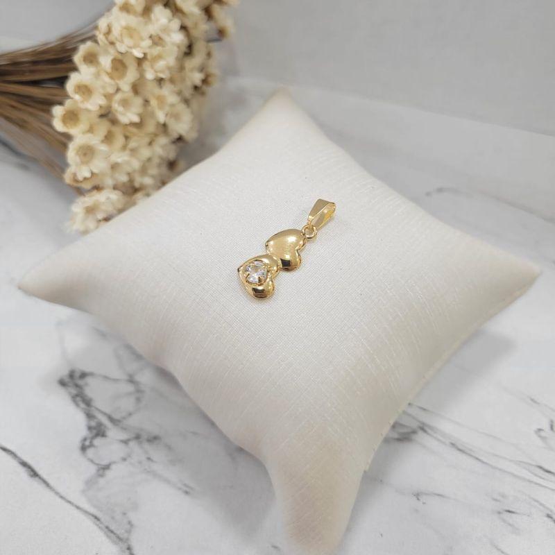Pingente 2 coracoes lisos sendo 1 com zirconia banhado a ouro 18k