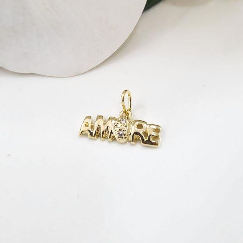 Pingente amore com duas pedrinhas na cor cristal liso banhado a ouro 18k