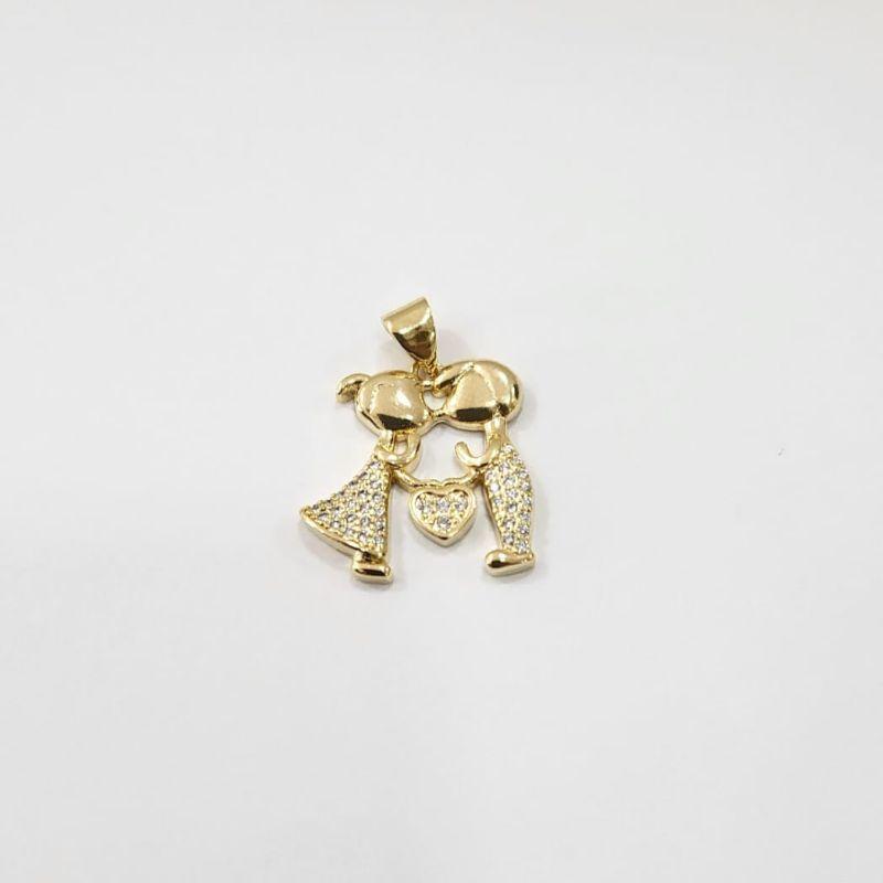Pingente casal cravejados com um coracao cravejado banhado a ouro 18k