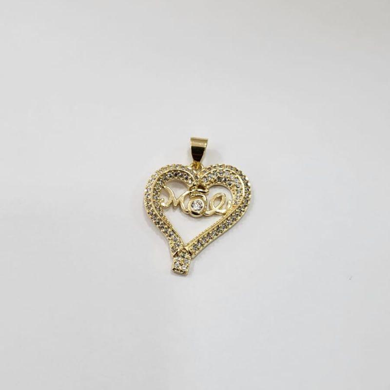 Pingente coracao cravejado com o nome mae com uma pedra no meio banhado a ouro 18k