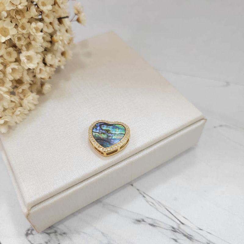 Pingente coracao em madreperola colorido com bordas cravejadas banhado a ouro 18k