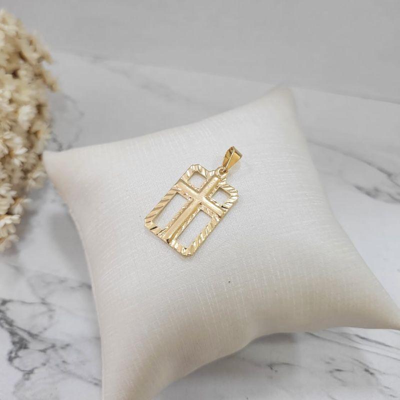 Pingente cruz vazada chapa martelado banhado a ouro 18k