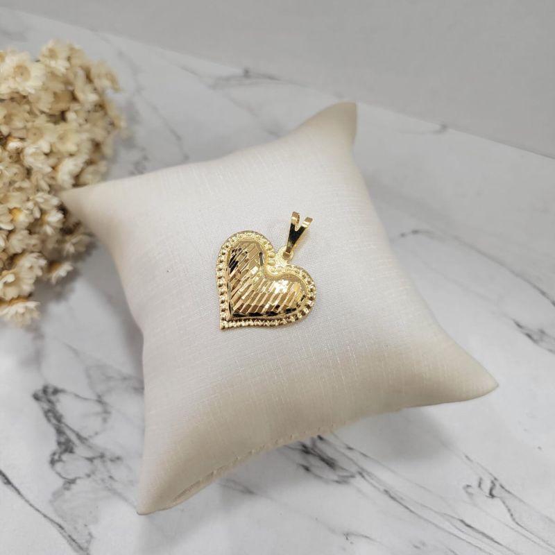 PINGENTE DIAMANTADO CORACAO BORDAS FOSCO E MEIO LISO BANHADO A OURO 18K