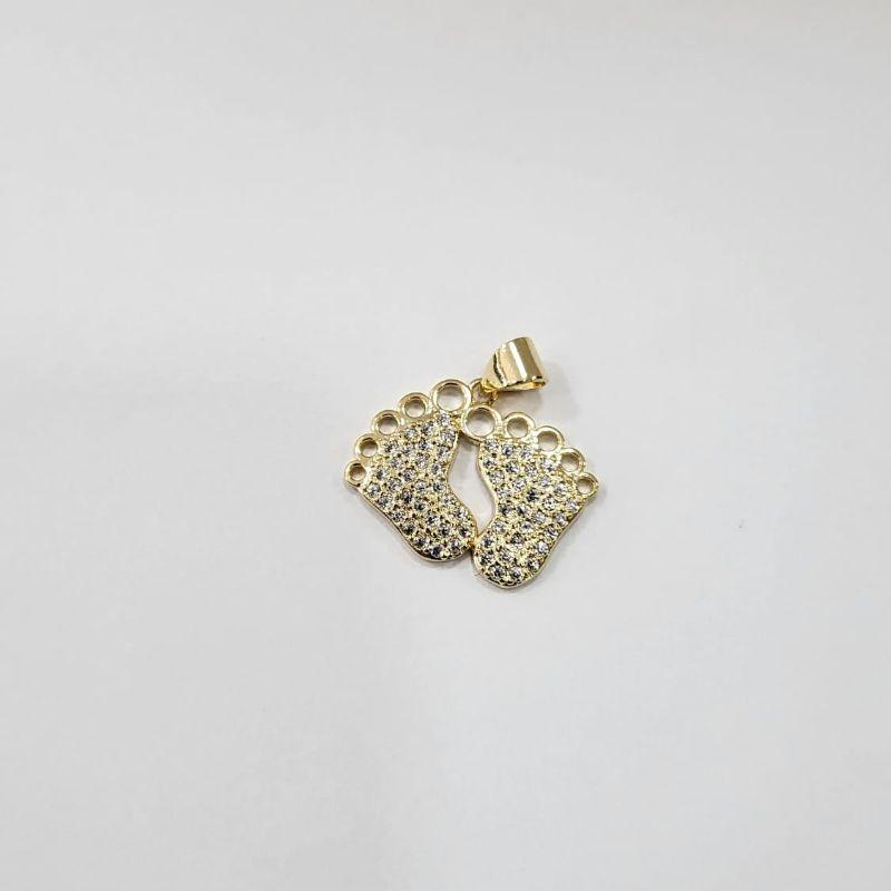 Pingente dois pezinhos cravejados banhado a ouro 18k