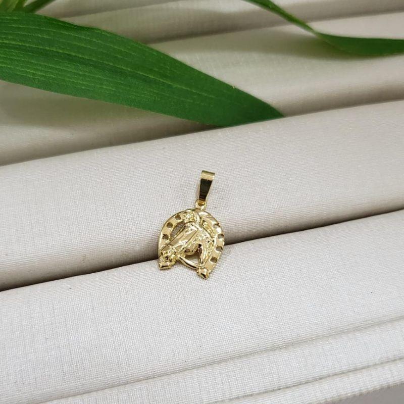 Pingente ferradura pequena com cabeca de cavalo banhado a ouro 18k