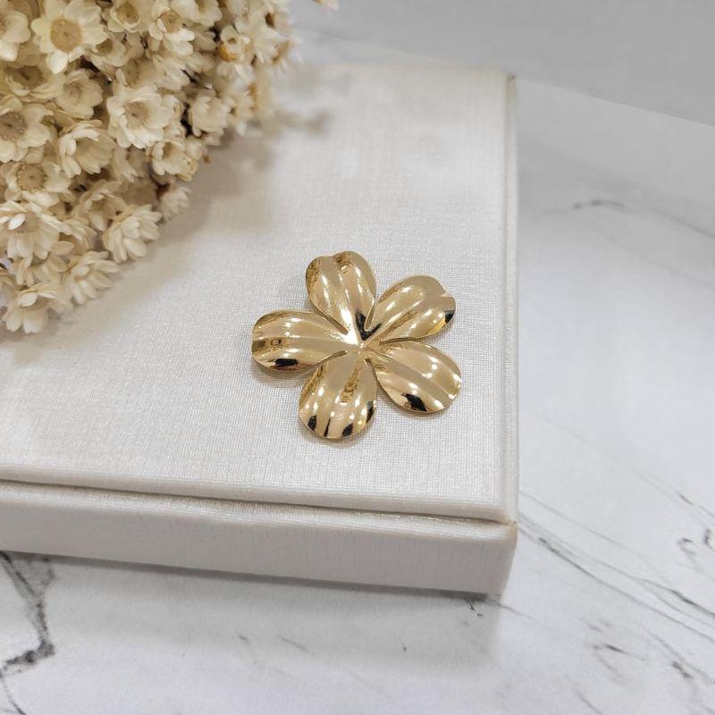 Pingente flor riscada banhado a ouro 18k