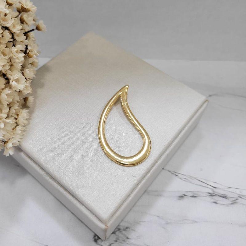 Pingente gota vazada grande banhado a ouro 18k