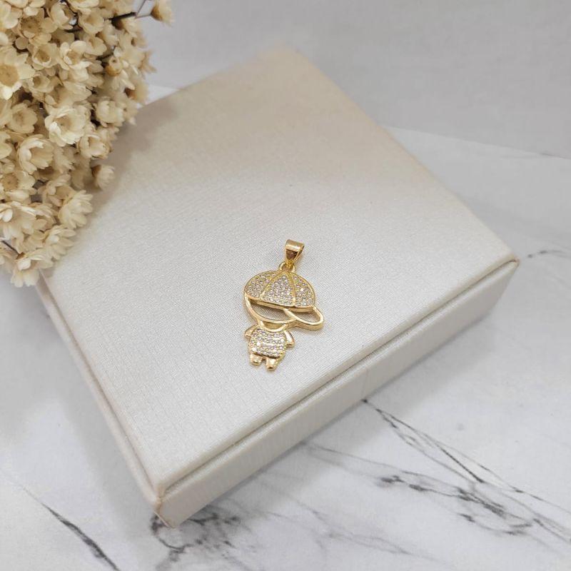 Pingente grande menino cravejado com chapeu vazado banhado a ouro 18k