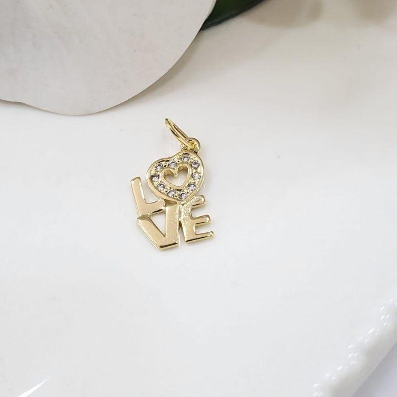Pingente love com coracao cravejado na cor cristal banhado a ouro 18k