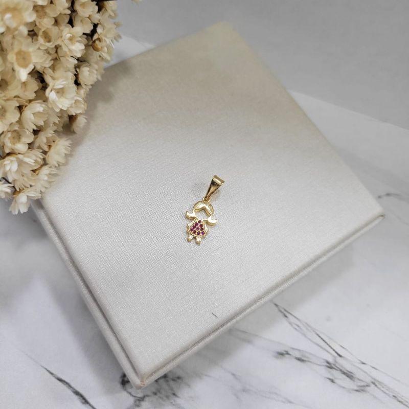 Pingente menina com zirconias na cor rosa pink banhado a ouro 18k