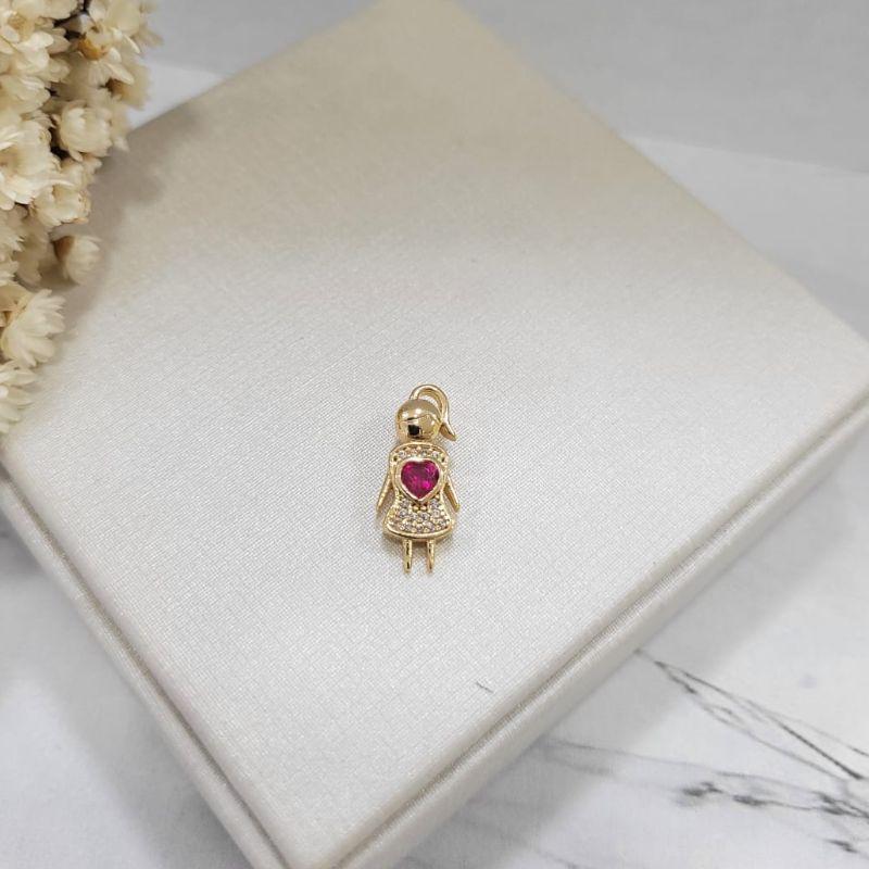 PINGENTE MENINA CRAVEJADO COM CORAÇÃO COR PINK BANHADO A OURO 18K
