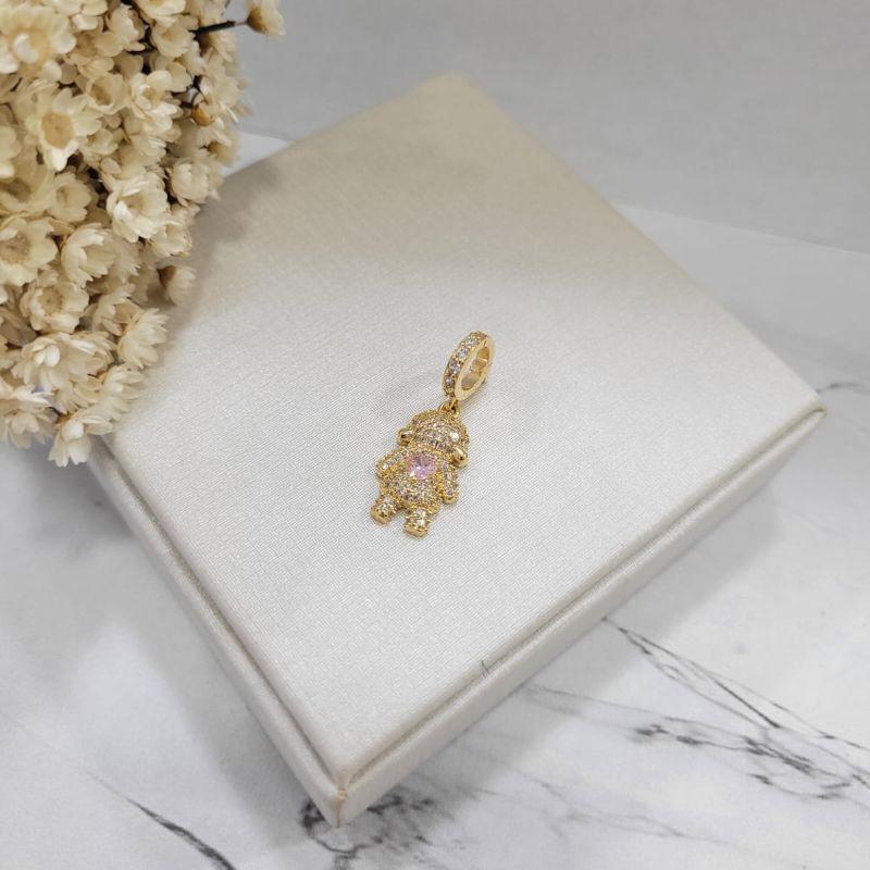 Pingente menina cravejado com elo redondo cravejado com coracao rosa no meio banhado a ouro 18k