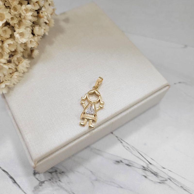 Pingente menina grande com uma pedra no meio na cor cristal banhado a ouro 18k