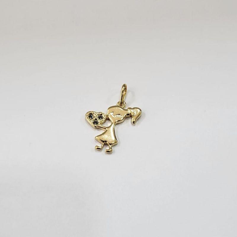Pingente menina segurando um coracao cravejado banhado a ouro 18k
