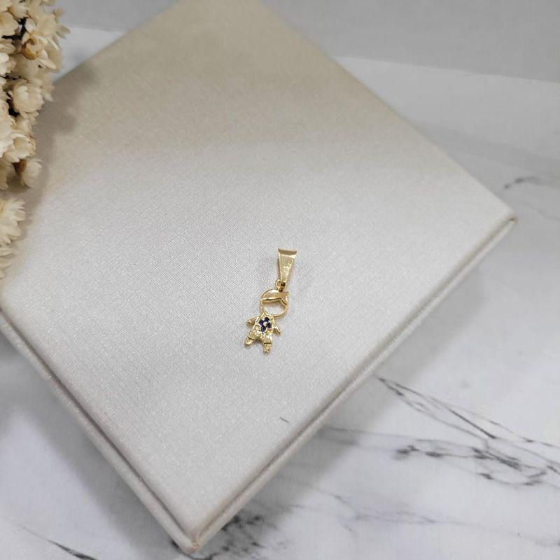 Pingente menino com zirconias na cor azul bic banhado a ouro 18k