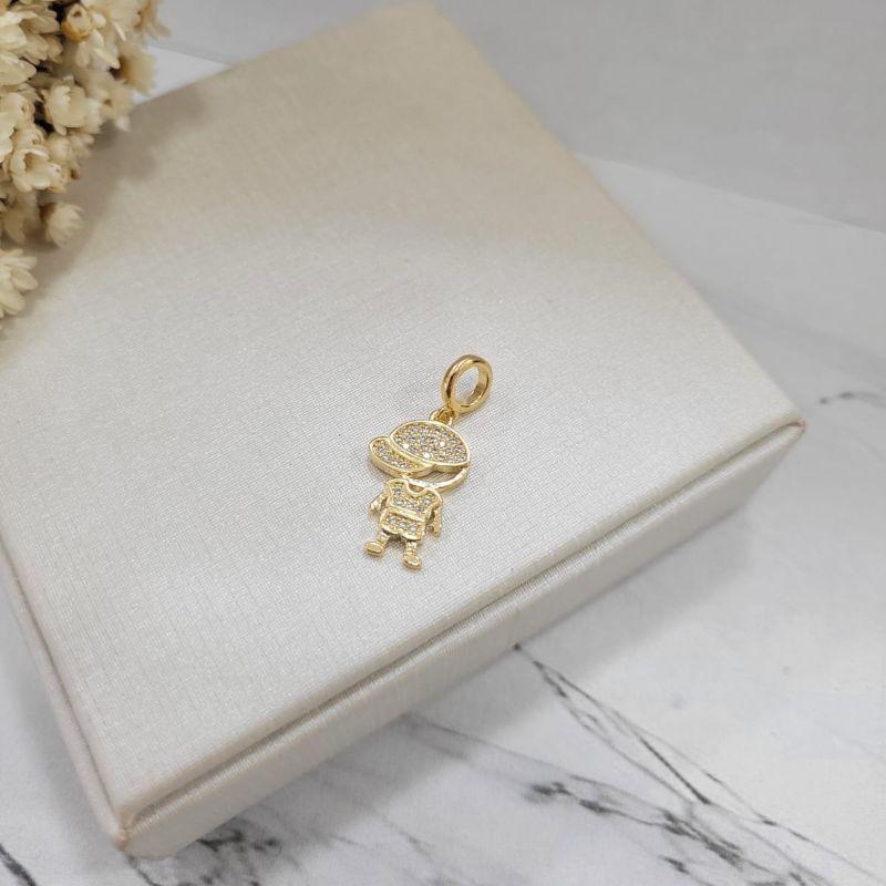 Pingente menino de chapeu todo cravejado com elo redondo liso banhado a ouro 18k