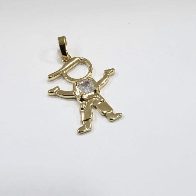 Pingente menino grande com uma pedra no meio na cor cristal banhado a ouro 18k