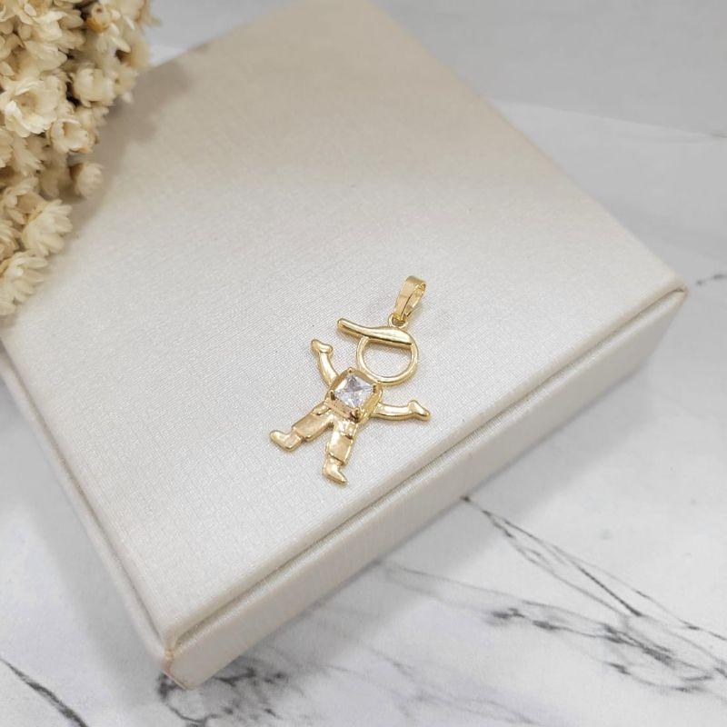 Pingente menino grande com uma pedra no meio na cor cristal banhado a ouro 18k